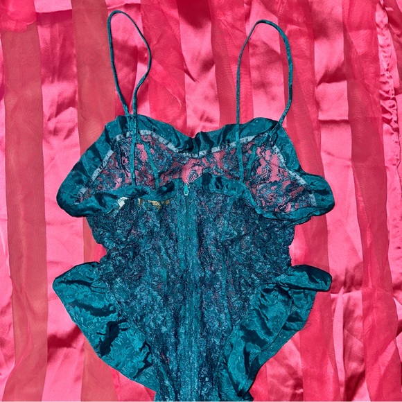 Vintage Victoria’s Secret Gold Label Completely Lace Elegant Ruffle Bodysuit - Picture 7 of 16